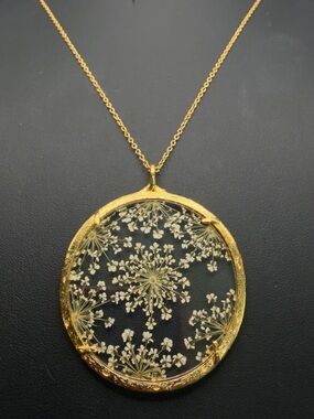 CATHERINE WEITZMAN BOTANICAL HAND PRESSED QUEEN ANNE’s LACE FLOWER NECKLACE